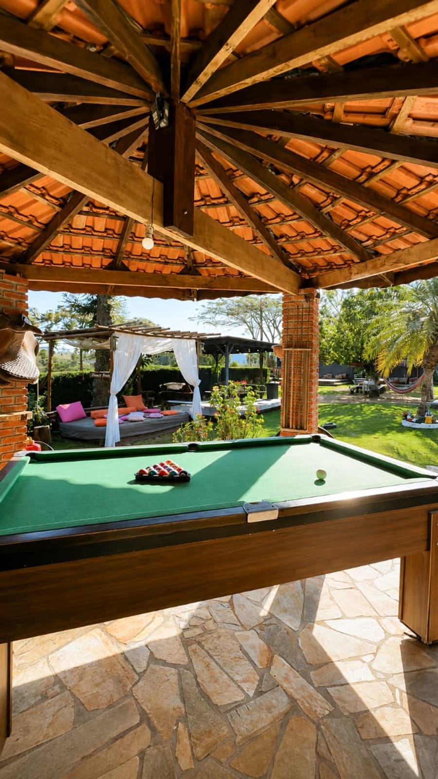 Sinuca à beira da piscina